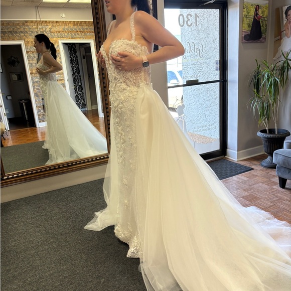 8 Layer Detachable Wedding Tulle Overskirt, Extra Long Bridal Overskirt - Picture 3 of 6